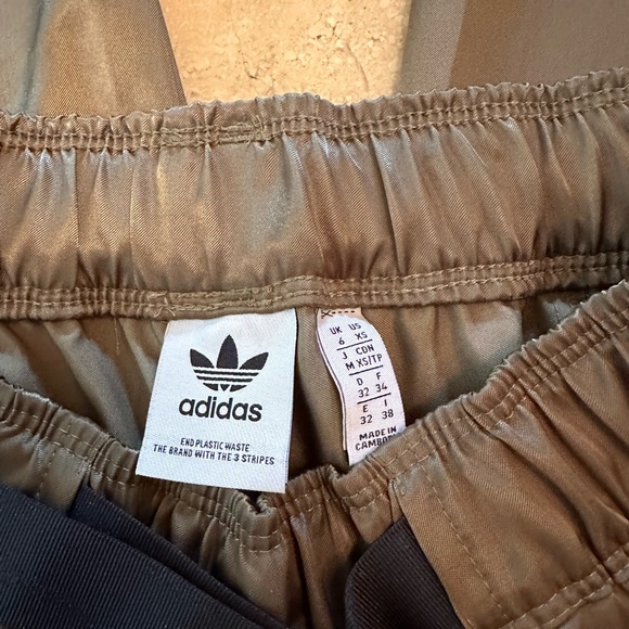🌟🌟HOST PICK🌟🌟. ADIDAS WIND PANT XSM NWOT. GREEN COLOR - Picture 2 of 9